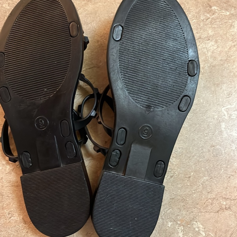 Black Strappy sandals Size 9 barely worn - Picture 3 of 4